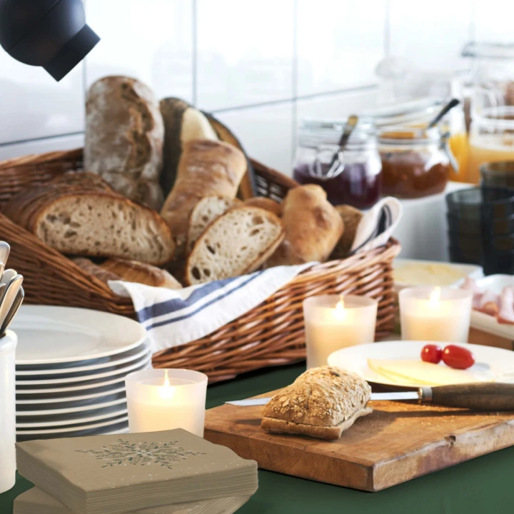 Frokostbord med fine bakevarer, mest sannsynlig på et hotel eller serveringssted